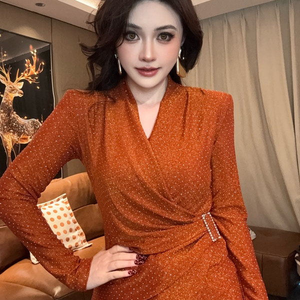 2026新款港式V领收腰珠扣设计师款打底衫显瘦轻奢烫钻长袖女 到手价¥39.99